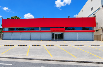 Local Comercial con Showroom y Nave en Alquiler – Av.  Luperón | 2,200 m²-1