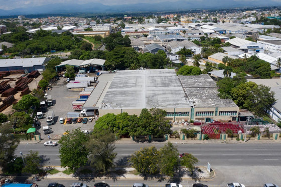 Nave terreno locales comerciales venta Ave. Luperon Herrera, Santo Domingo