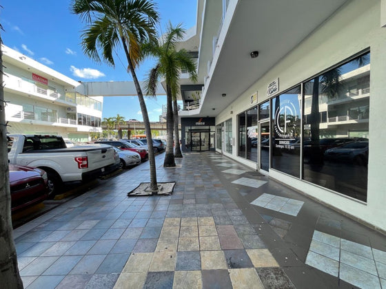 Local Comercial u Oficina de 301.13 m² en Venta y Alquiler | Plaza Metropolitana – Av. John F. Kennedy, Santo Domingo