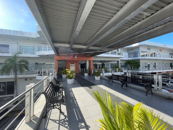 Local Comercial u Oficina de 301.13 m² en Venta y Alquiler | Plaza Metropolitana – Av. John F. Kennedy, Santo Domingo