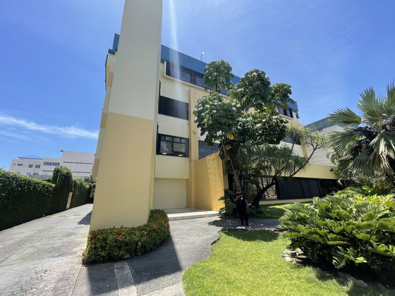 Oficinas desde 244 hasta 2,762 m² en Alquiler | Av. John F. Kennedy, Miraflores, Santo Domingo (A Remodelar)