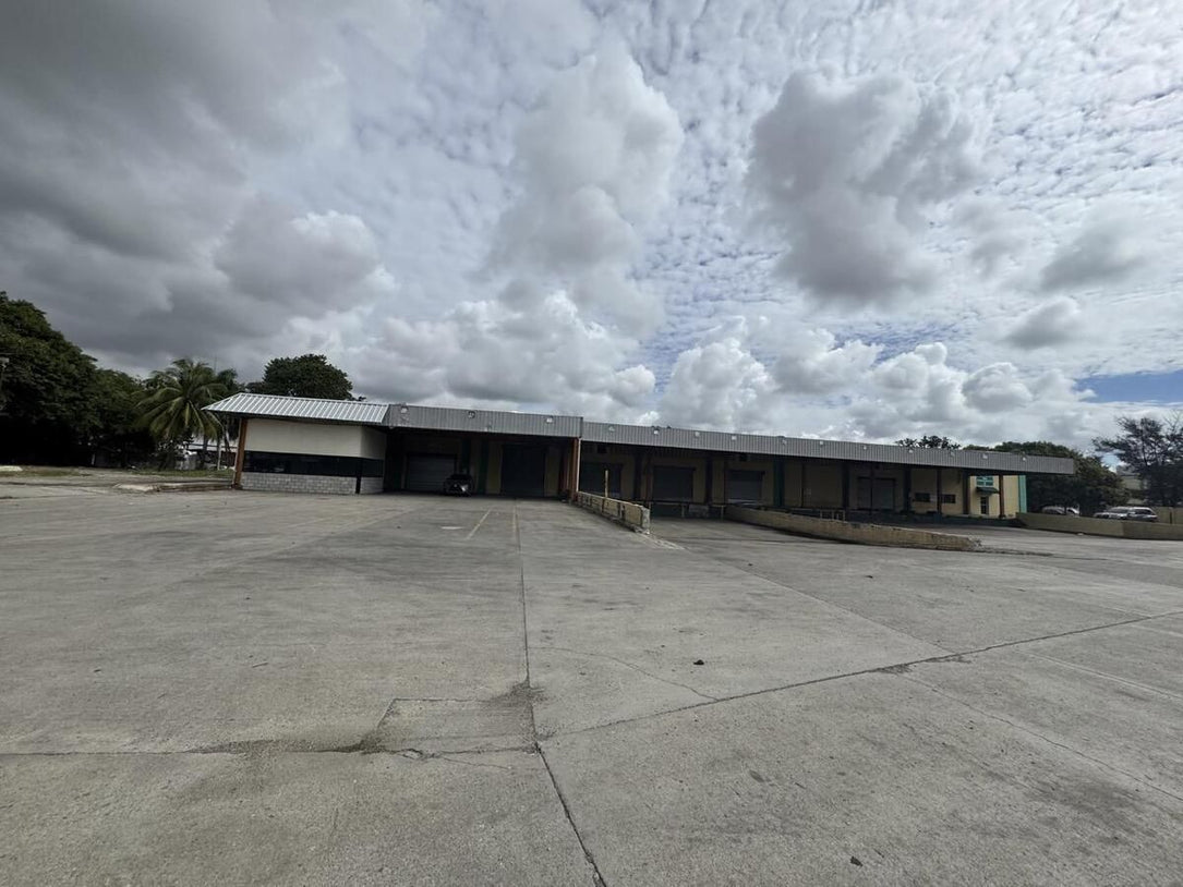 Nave terreno locales comerciales venta Santo Domingo, Ave. Luperon Herrera