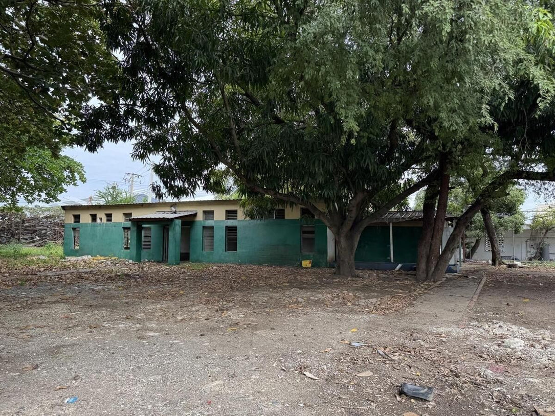 Nave terreno locales comerciales venta Santo Domingo, Ave. Luperon Herrera