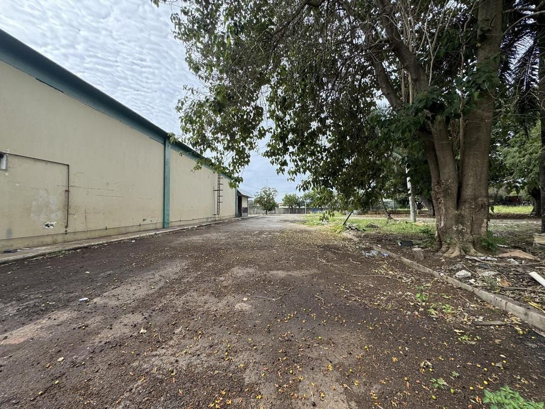 Nave terreno locales comerciales venta Santo Domingo, Ave. Luperon Herrera