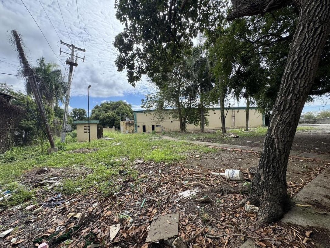 Nave terreno locales comerciales venta Santo Domingo, Ave. Luperon Herrera