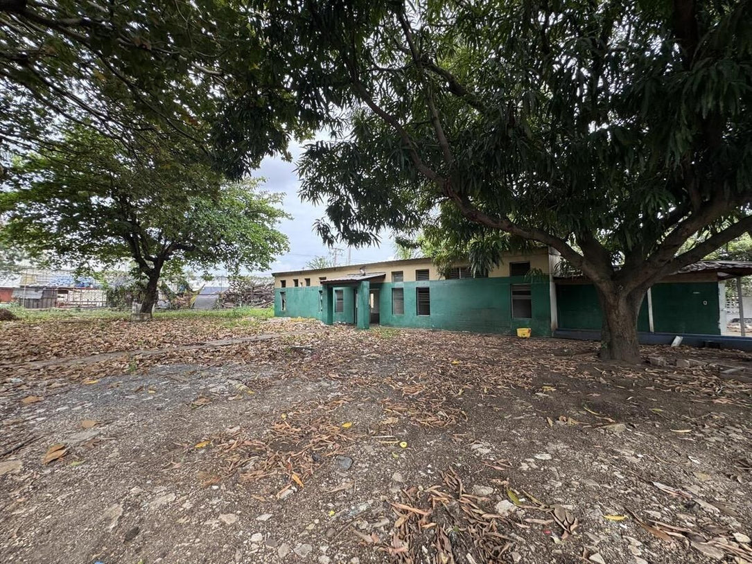 Nave terreno locales comerciales venta Santo Domingo, Ave. Luperon Herrera