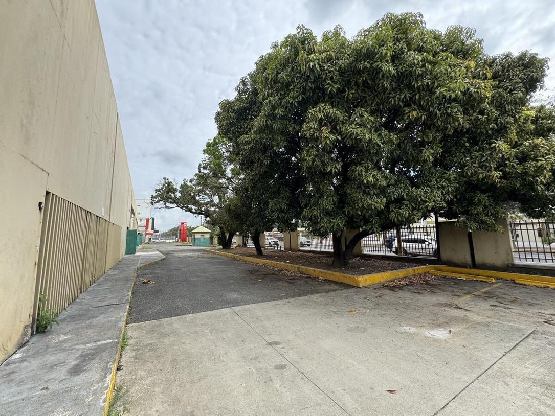 Nave terreno locales comerciales venta Santo Domingo, Ave. Luperon Herrera