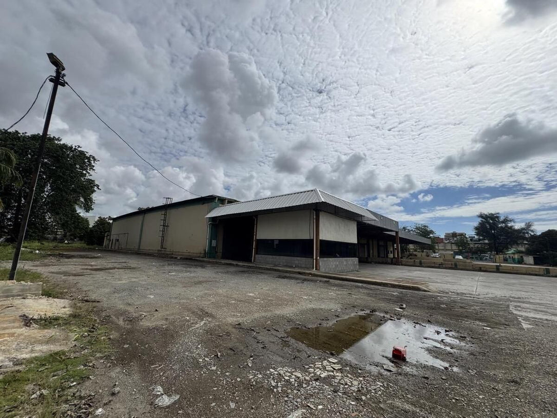 Nave terreno locales comerciales venta Santo Domingo, Ave. Luperon Herrera