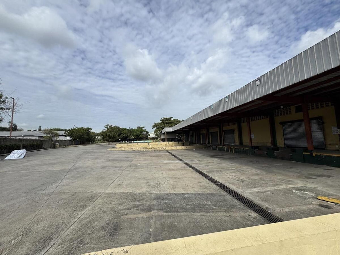 Nave terreno locales comerciales venta Santo Domingo, Ave. Luperon Herrera