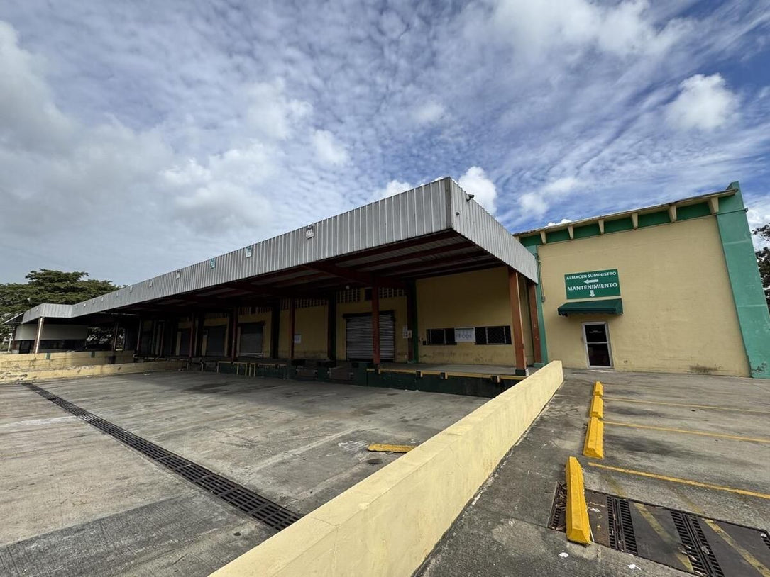 Nave terreno locales comerciales venta Santo Domingo, Ave. Luperon Herrera