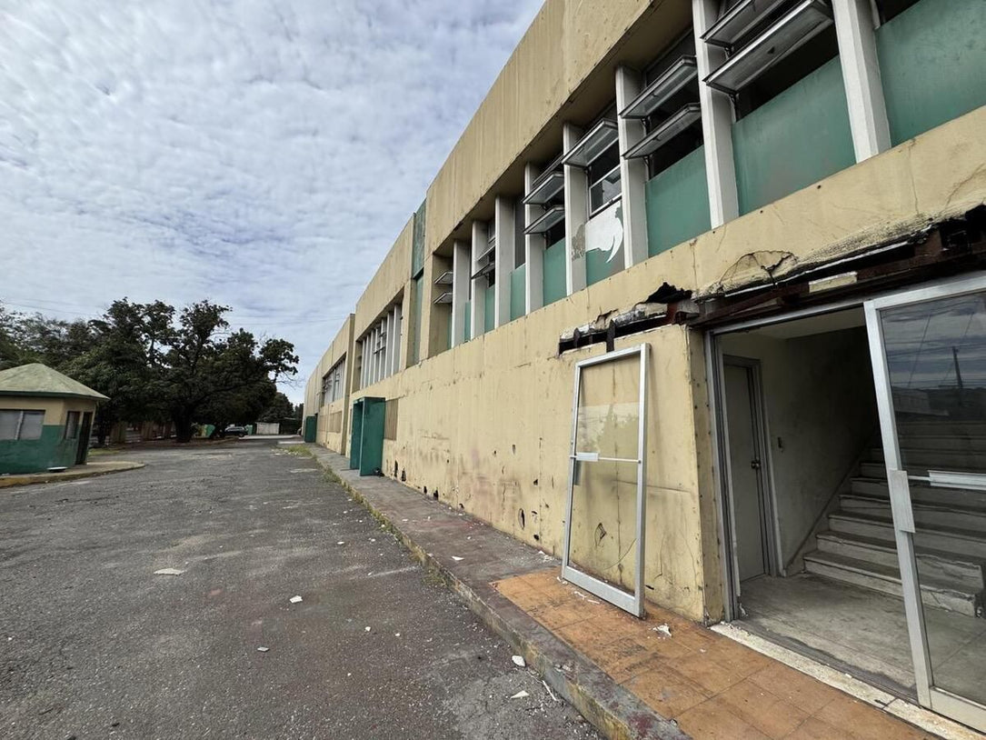 Nave terreno locales comerciales venta Santo Domingo, Ave. Luperon Herrera