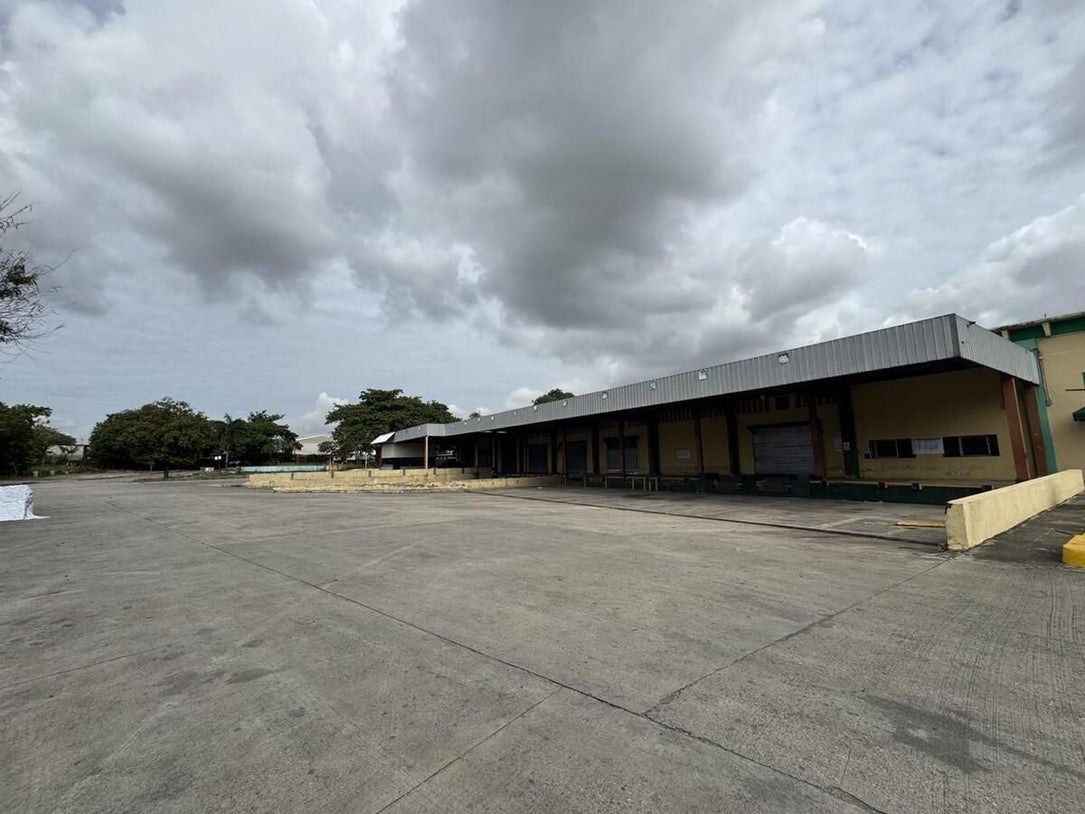 Nave terreno locales comerciales venta Santo Domingo, Ave. Luperon Herrera