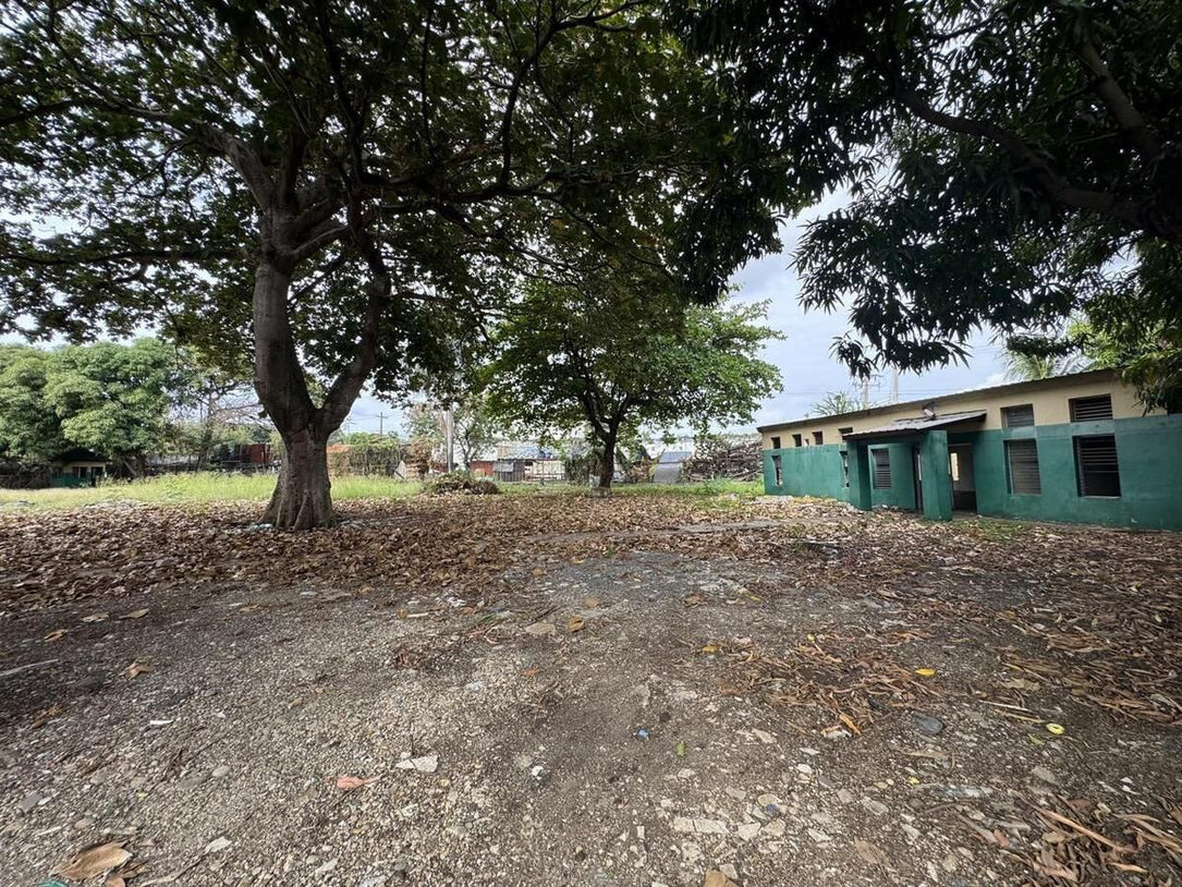 Nave terreno locales comerciales venta Santo Domingo, Ave. Luperon Herrera
