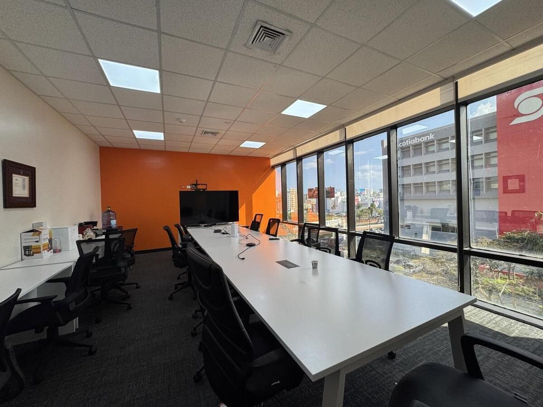 Locales Comerciales u Oficina / Call Center Venta y Alquiler – 2,443 m2 Piantini