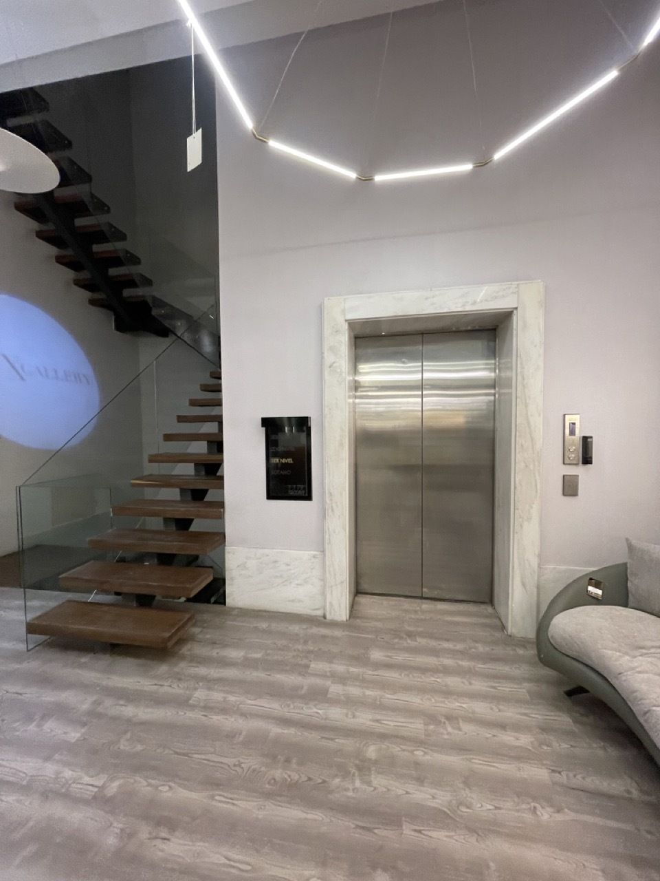 Edificio Comercial u Oficinas de 2,700 m² en Alquiler | Piantini, Santo Domingo