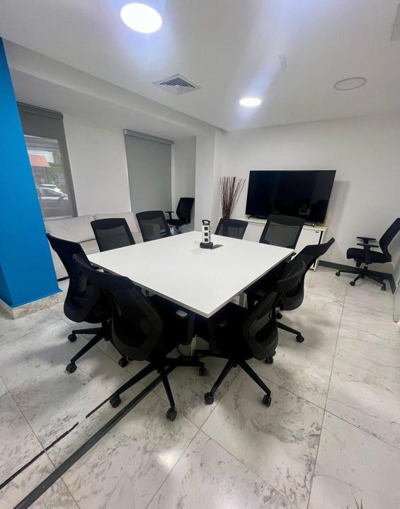 Oficina adecuada alquiler Serralles 1er piso Santo Domingo