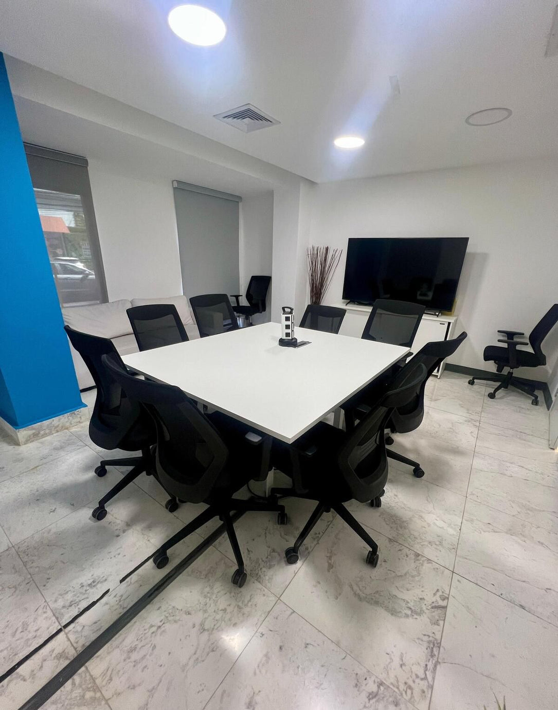 Oficina adecuada alquiler Serralles 1er piso Santo Domingo