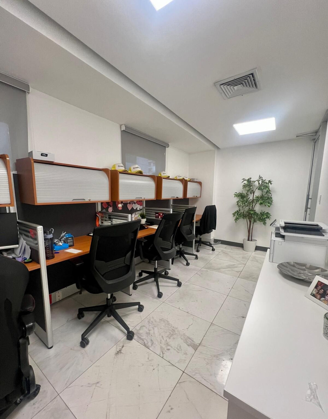 Oficina adecuada alquiler Serralles 1er piso Santo Domingo