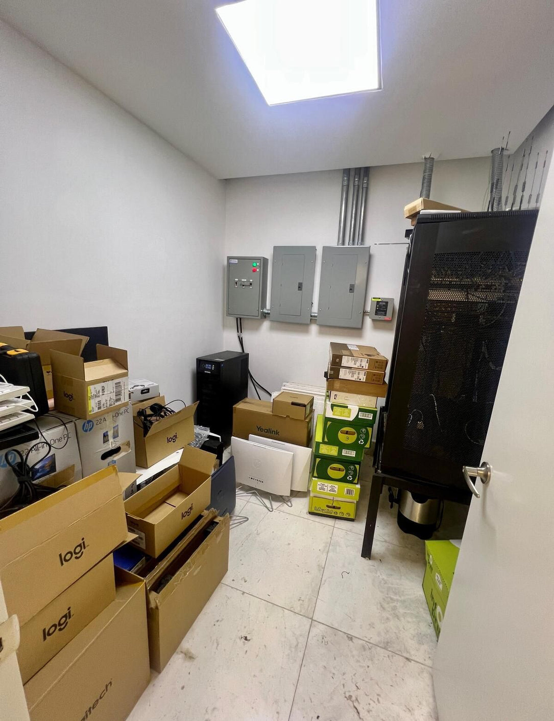 Oficina adecuada alquiler Serralles 1er piso Santo Domingo