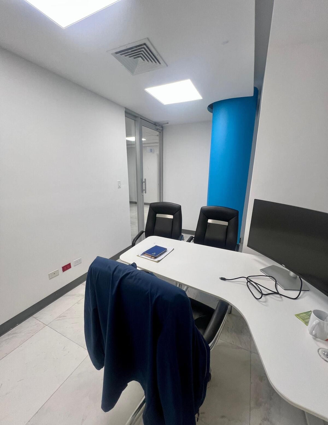 Oficina adecuada alquiler Serralles 1er piso Santo Domingo