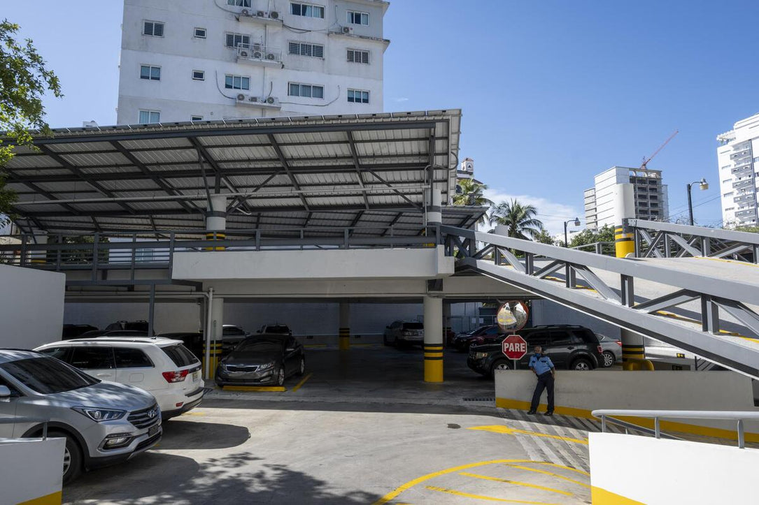 Oficinas Corporativas en Alquiler – 515 m² y 1,030 m² | Edificio Empresarial en Naco | Santo Domingo