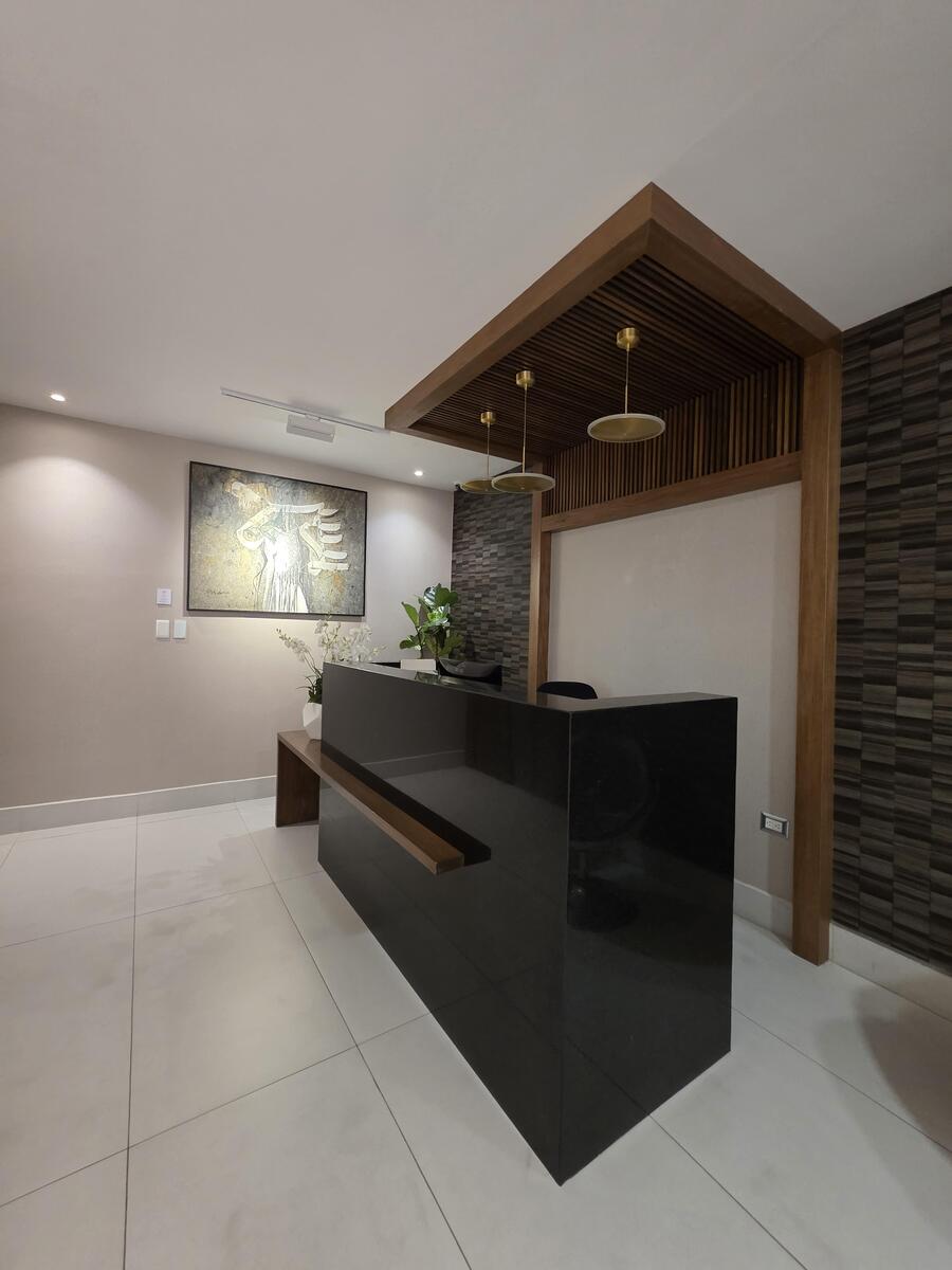 Oficina Corporativa Amueblada en Alquiler  y Venta – 235 m² | Torre Fórum, Santo Domingo