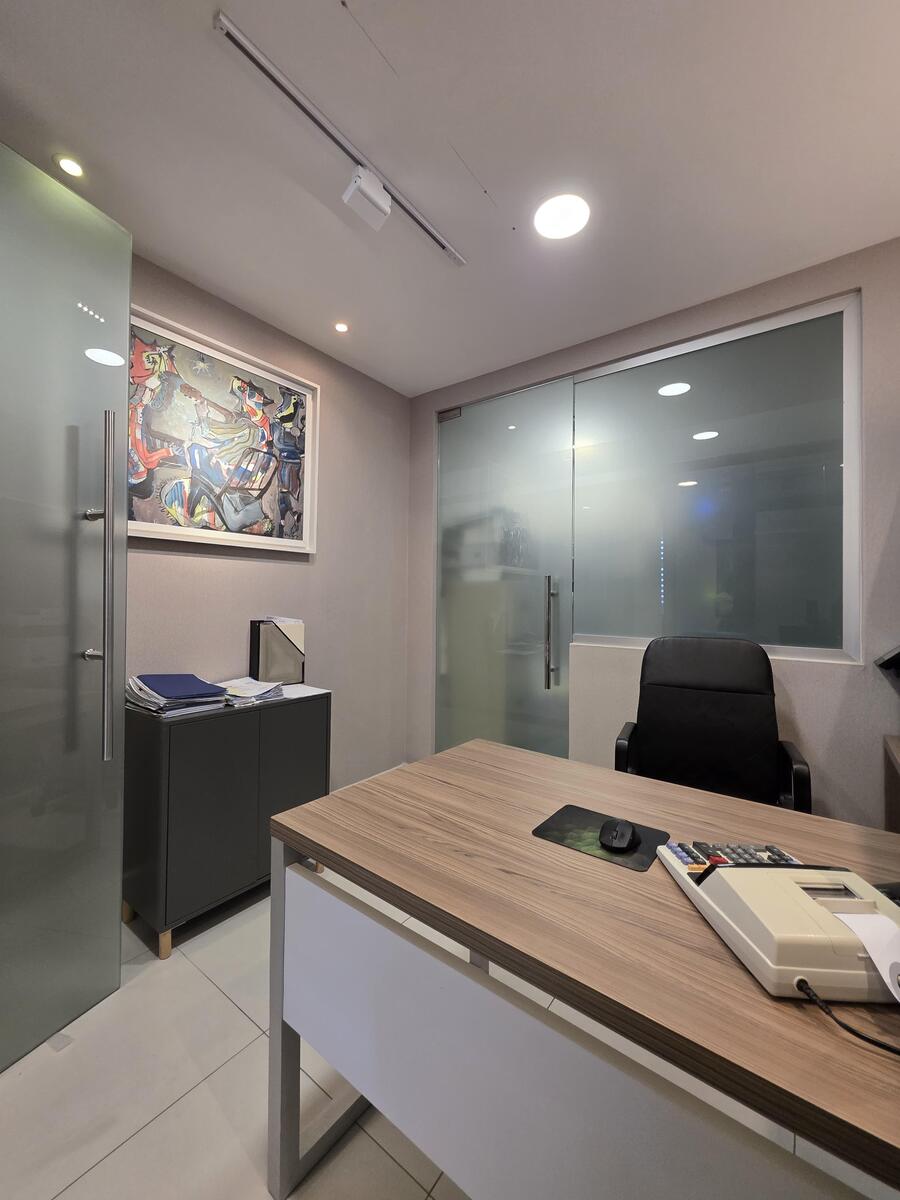 Oficina Corporativa Amueblada en Alquiler  y Venta – 235 m² | Torre Fórum, Santo Domingo