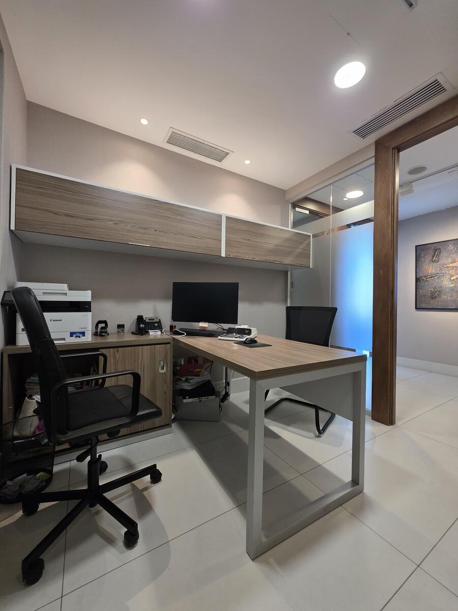 Oficina Corporativa Amueblada en Alquiler  y Venta – 235 m² | Torre Fórum, Santo Domingo