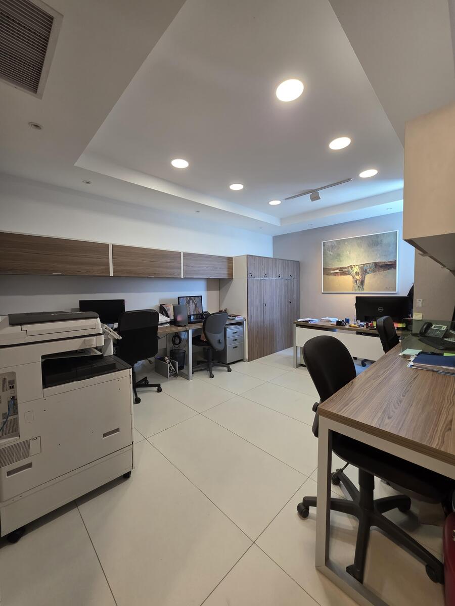 Oficina Corporativa Amueblada en Alquiler  y Venta – 235 m² | Torre Fórum, Santo Domingo