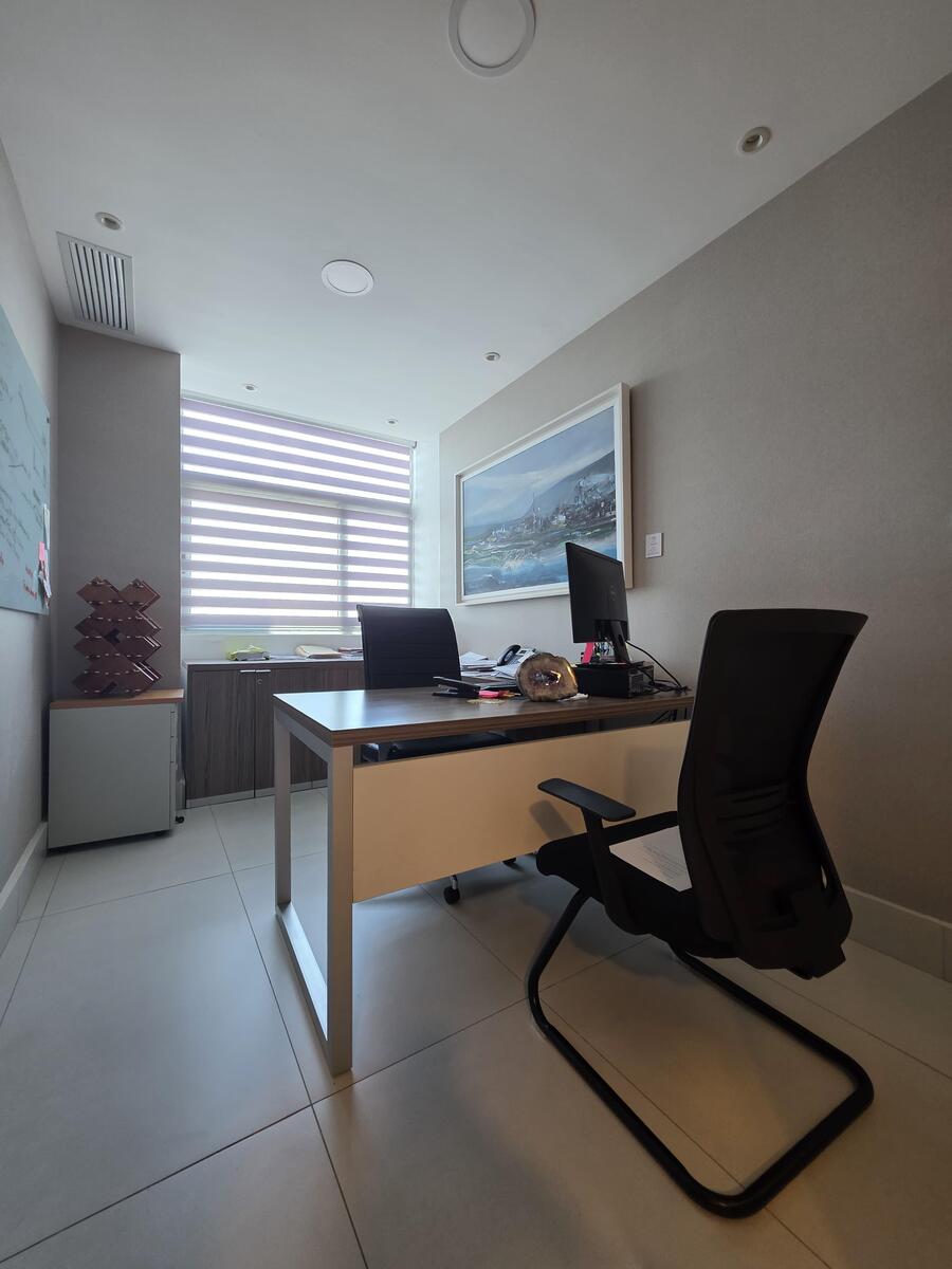 Oficina Corporativa Amueblada en Alquiler  y Venta – 235 m² | Torre Fórum, Santo Domingo