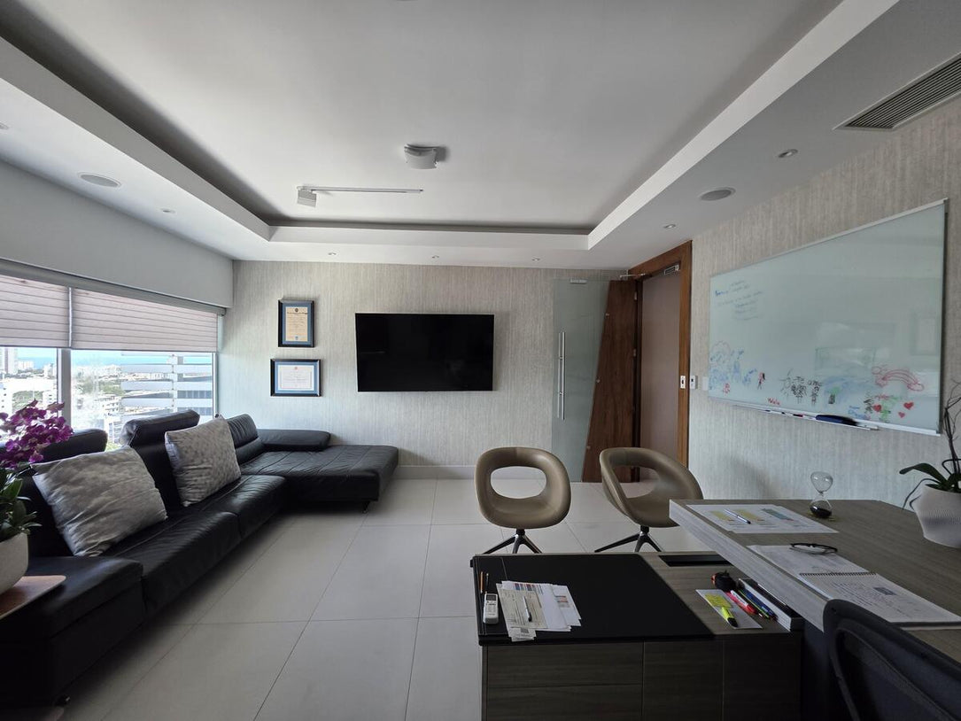 Oficina Corporativa Amueblada en Alquiler  y Venta – 235 m² | Torre Fórum, Santo Domingo