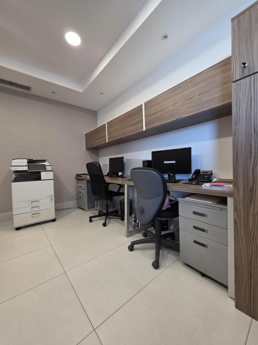 Oficina Corporativa Amueblada en Alquiler  y Venta – 235 m² | Torre Fórum, Santo Domingo