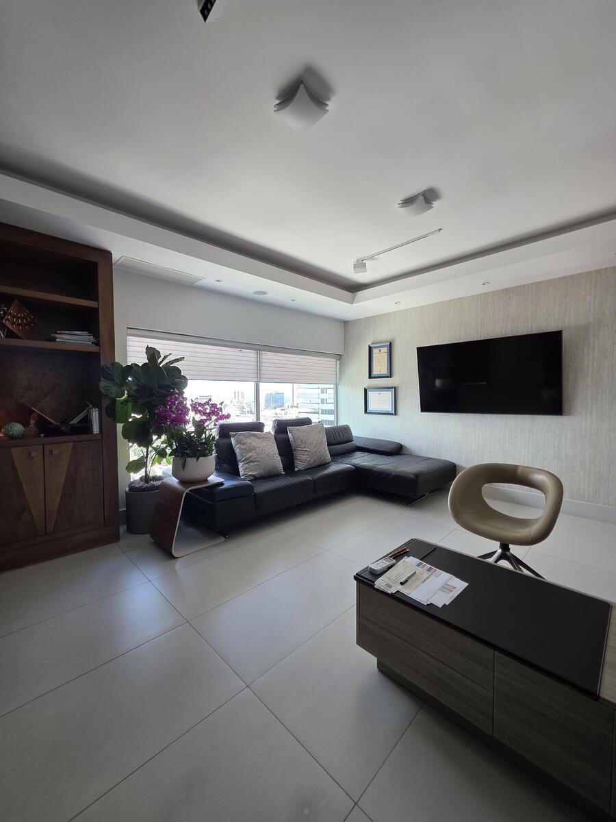 Oficina Corporativa Amueblada en Alquiler  y Venta – 235 m² | Torre Fórum, Santo Domingo