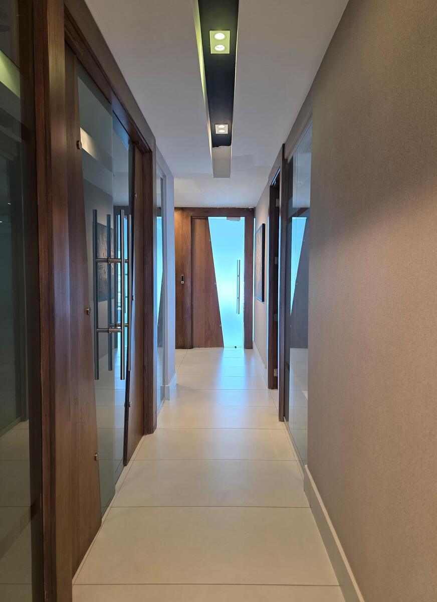 Oficina Corporativa Amueblada en Alquiler  y Venta – 235 m² | Torre Fórum, Santo Domingo