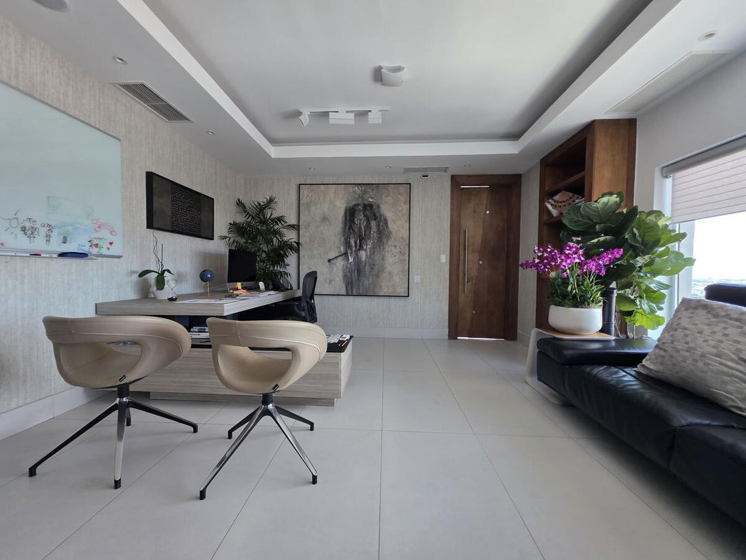 Oficina Corporativa Amueblada en Alquiler  y Venta – 235 m² | Torre Fórum, Santo Domingo