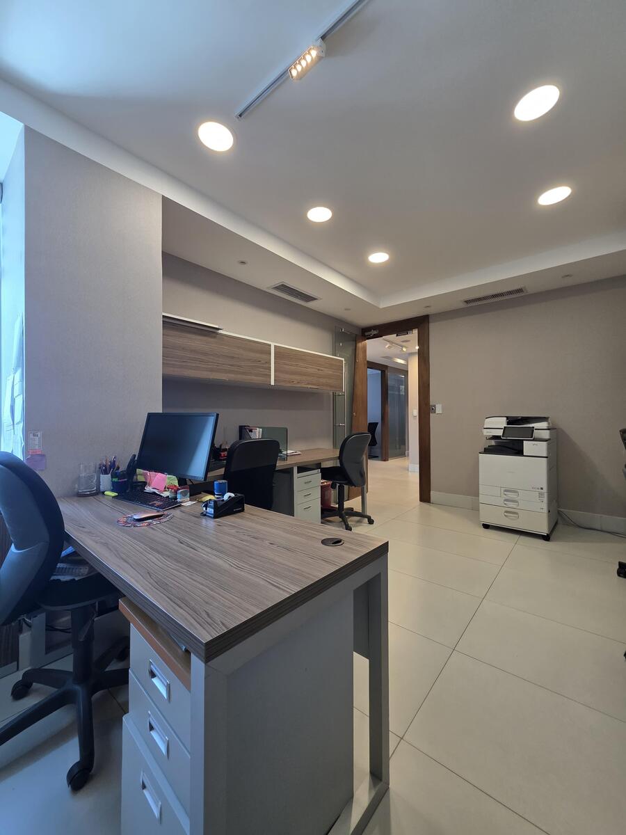 Oficina Corporativa Amueblada en Alquiler  y Venta – 235 m² | Torre Fórum, Santo Domingo