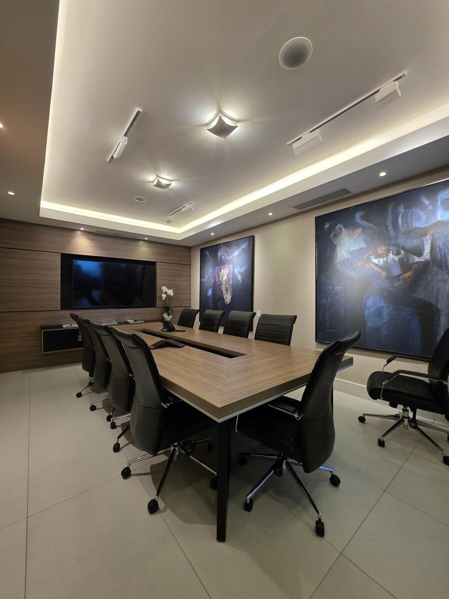 Oficina Corporativa Amueblada en Alquiler  y Venta – 235 m² | Torre Fórum, Santo Domingo