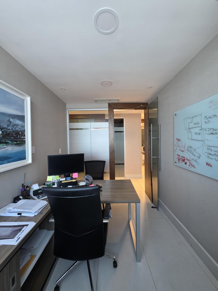 Oficina Corporativa Amueblada en Alquiler  y Venta – 235 m² | Torre Fórum, Santo Domingo