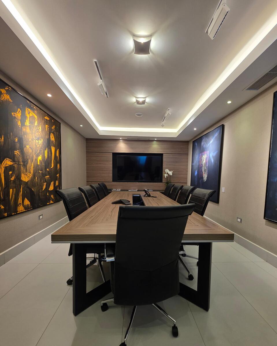 Oficina Corporativa Amueblada en Alquiler  y Venta – 235 m² | Torre Fórum, Santo Domingo