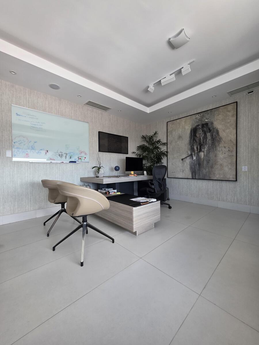 Oficina Corporativa Amueblada en Alquiler  y Venta – 235 m² | Torre Fórum, Santo Domingo