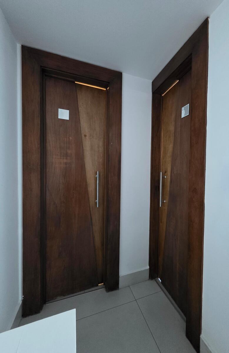 Oficina Corporativa Amueblada en Alquiler  y Venta – 235 m² | Torre Fórum, Santo Domingo