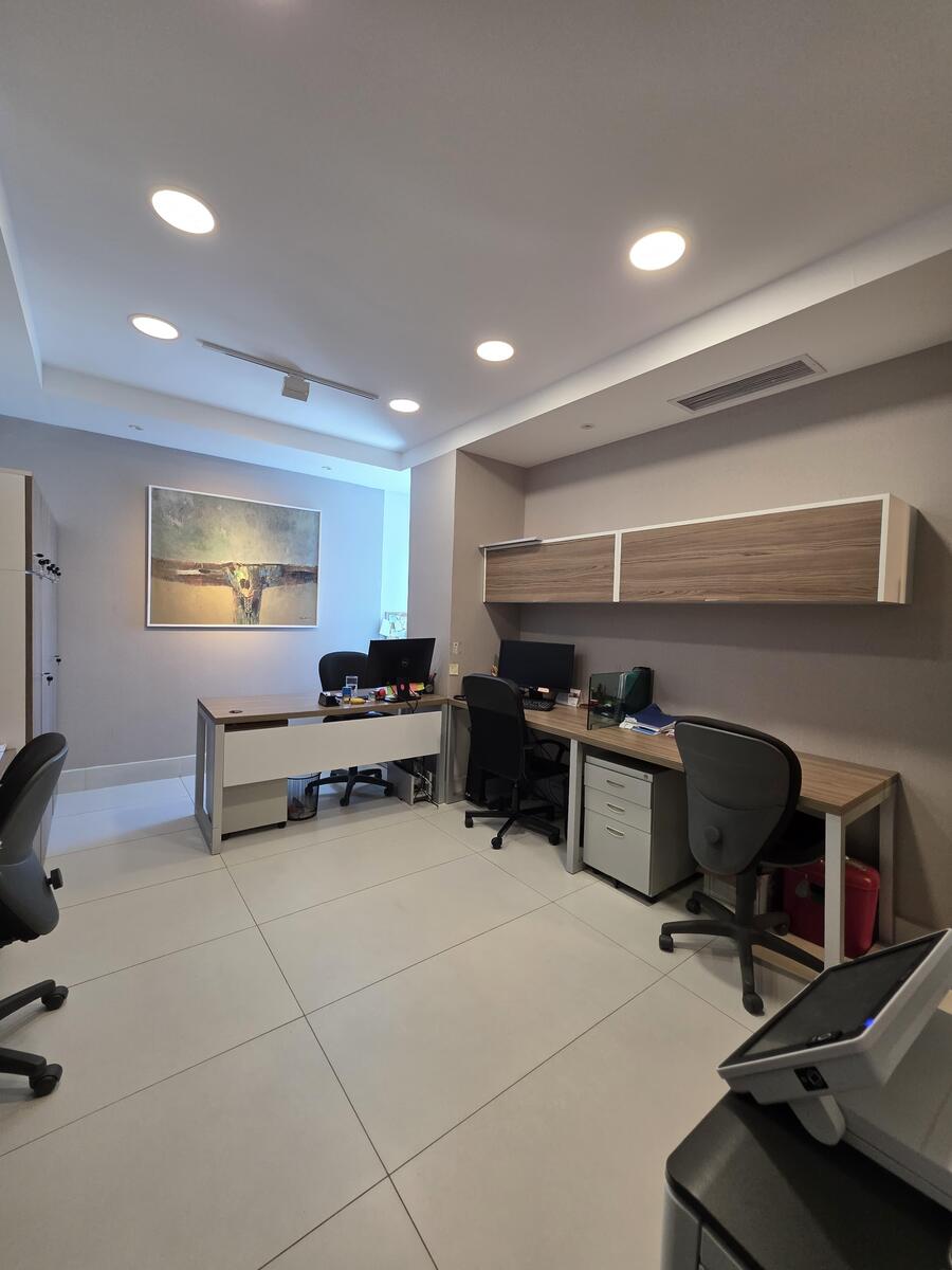 Oficina Corporativa Amueblada en Alquiler  y Venta – 235 m² | Torre Fórum, Santo Domingo