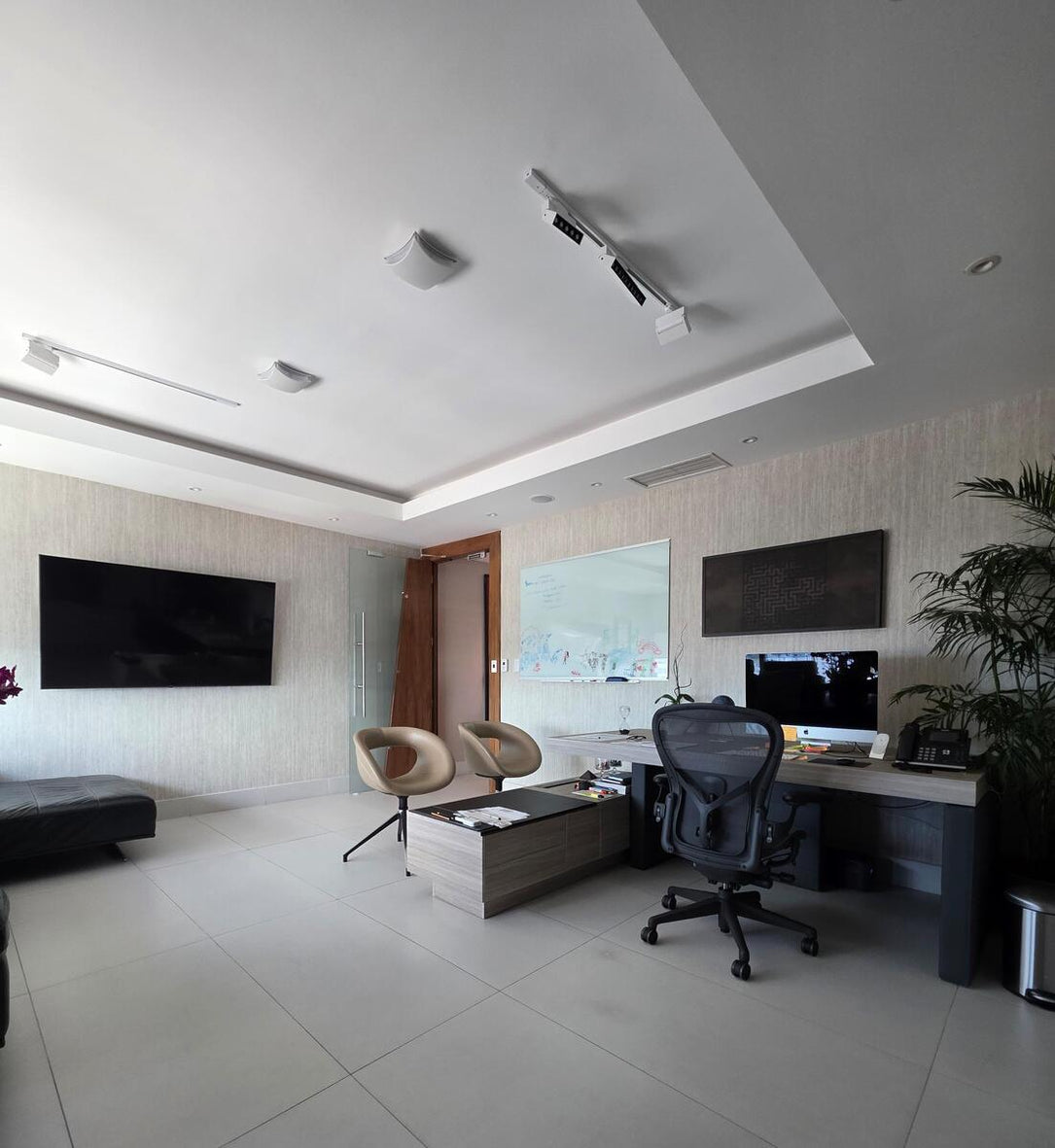 Oficina Corporativa Amueblada en Alquiler  y Venta – 235 m² | Torre Fórum, Santo Domingo