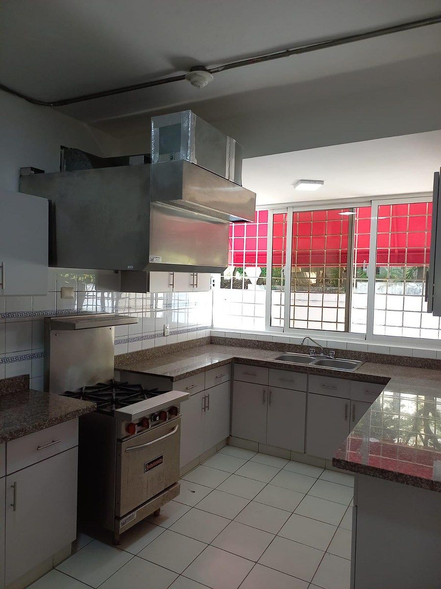 Oficina Independiente en Alquiler – 300 m² | La Julia, Santo Domingo