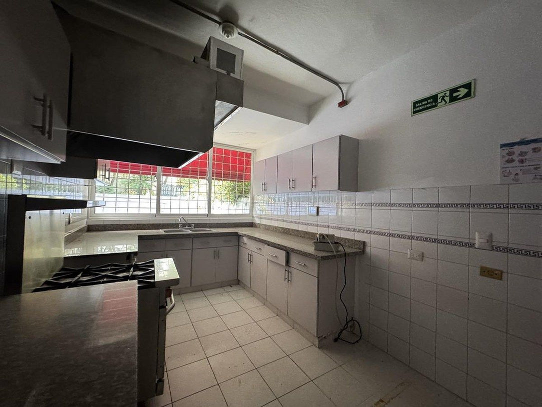 Oficina Independiente en Alquiler – 300 m² | La Julia, Santo Domingo