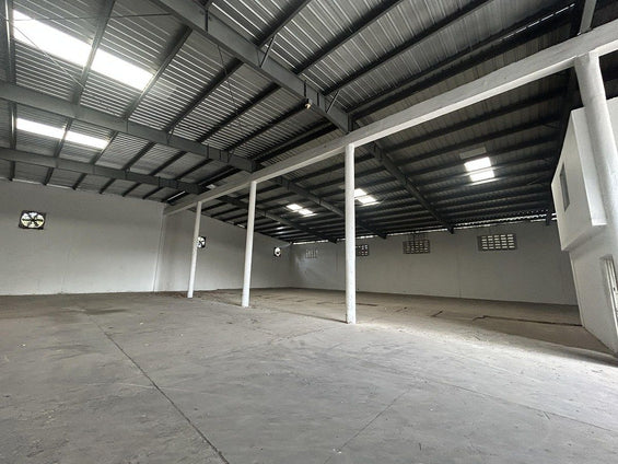 Complejo de Naves y Oficinas en Alquiler – 7,411.48 m2 en Las Américas, Santo Do