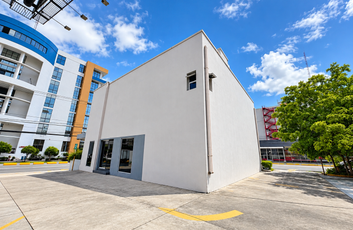 Local comercial independiente de 800 m² en alquiler en Naco | Av. Tiradentes-32