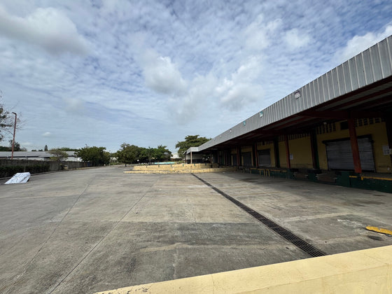 Nave terreno locales comerciales venta Ave. Luperon Herrera, Santo Domingo