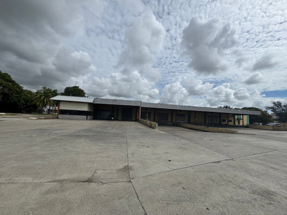Nave terreno locales comerciales venta Ave. Luperon Herrera, Santo Domingo