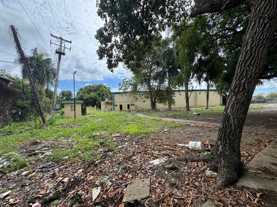 Nave terreno locales comerciales venta Ave. Luperon Herrera, Santo Domingo